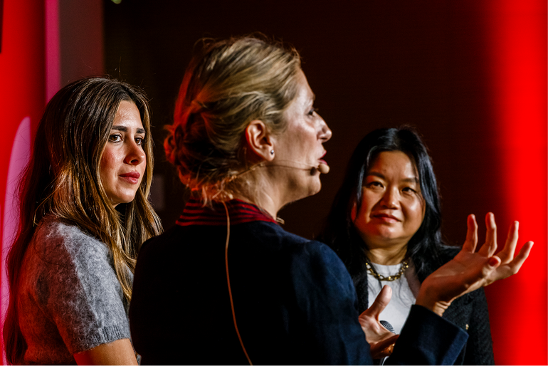 Speakerinnen auf Bühne