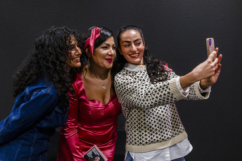 Drei Frauen machen ein Gruppenselfie.