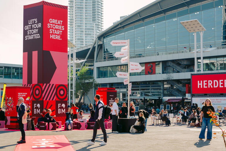 Besucher*innen der Frankfurter Buchmesse auf dem Freigelände.