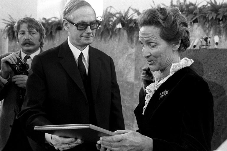 Die Journalistin und Publizistin Marion Gräfin Dönhoff wird am 1971 in der Frankfurter Paulskirche mit dem Friedenspreis ausgezeichnet
