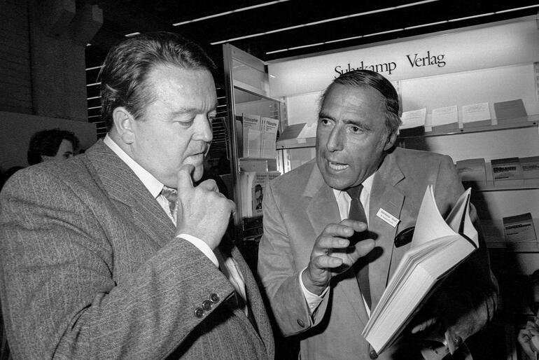 Der hessische Ministerpräsident Holger Börner (SPD) am Stand des Suhrkamp-Verlags und im Gespräch mit Verleger Siegfried Unseld