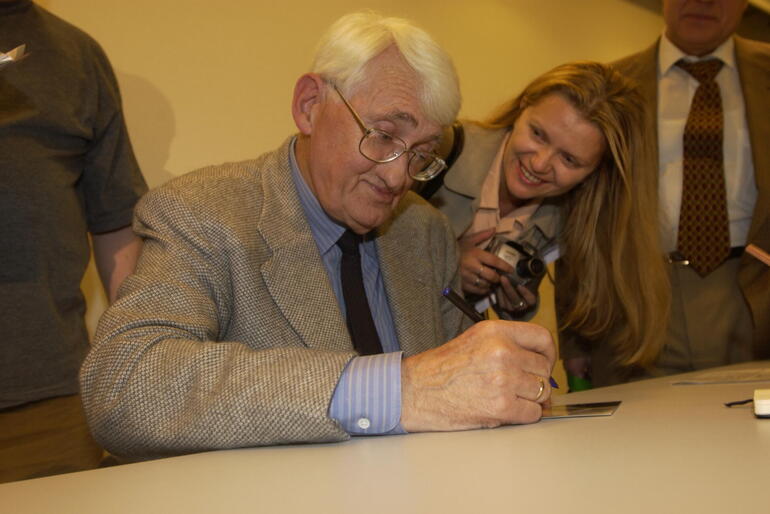 Frankfurter Buchmesse 2001 ; VIP Jürgen Habermas ; Jürgen Habermas (* 18. Juni 1929 in Düsseldorf) ist ein deutscher Philosoph und Soziologe, der hauptsächlich durch seine Arbeiten zur Sozialphilosophie bekannt geworden ist.