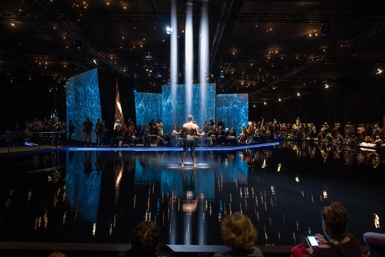 Performance mit Matu Ngaropo im Neuseeland-Pavillon