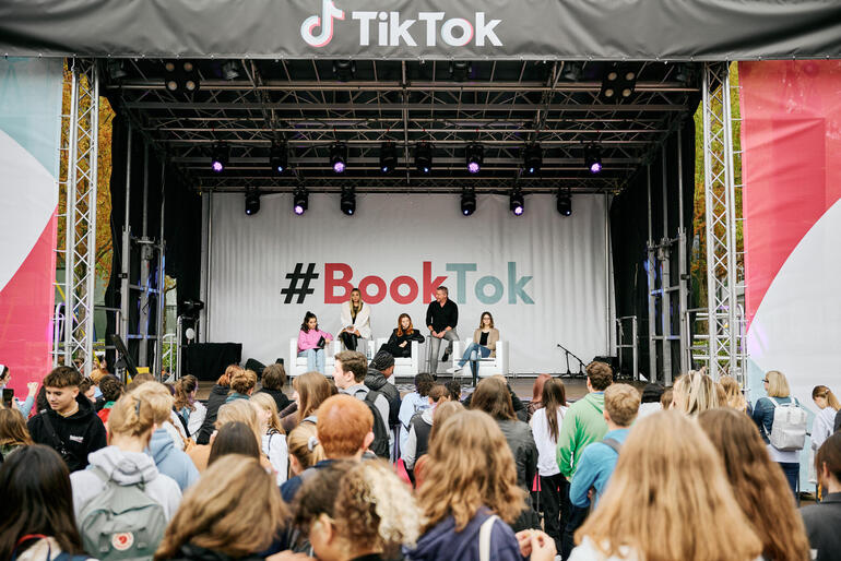 Diskussion von TikTok: Welchen Einfluss hat #BookTok auf die Bewerbung und den Verkauf von Büchern?