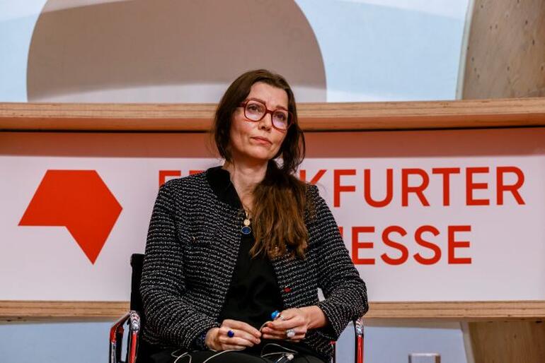 Elif Shafak auf einem Podium der Frankfurter Buchmesse.