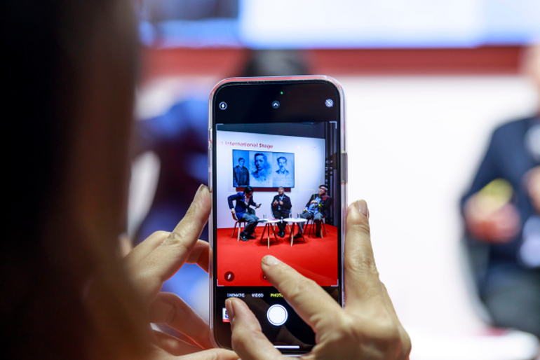 Frau mit Smartphone