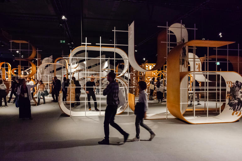 2240-Ehrengast-Holzinstallation
