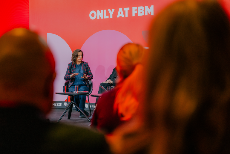 Speakerin auf Bühne