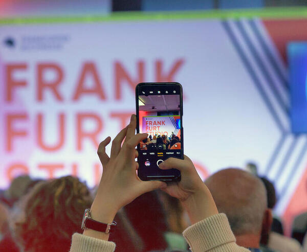 Eine Veranstaltung wir auf einem Smartphone gefilmt.
