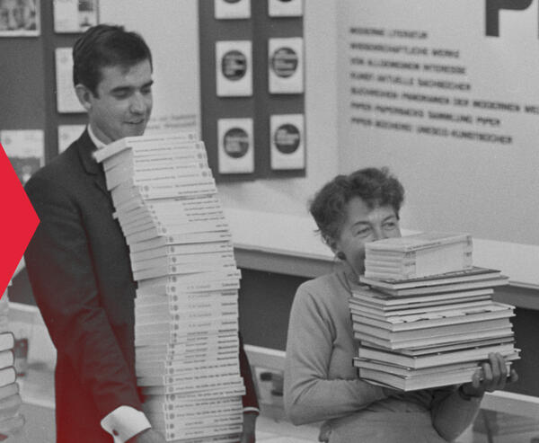 Verleger tragen Bücher auf die Messer