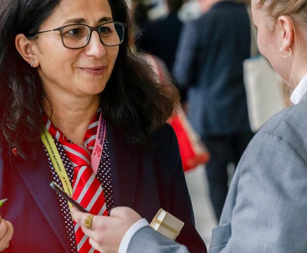 Zwei Frauen sind im Gespräch, stehen sich gegenüber