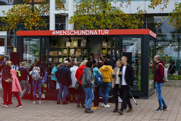 Frankfurter Buchmesse Agora Mensch und Natur Themenraum außen
