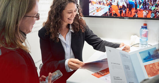 Zwei Frauen im Gespräch an einem Stand der Frankfurter Buchmesse