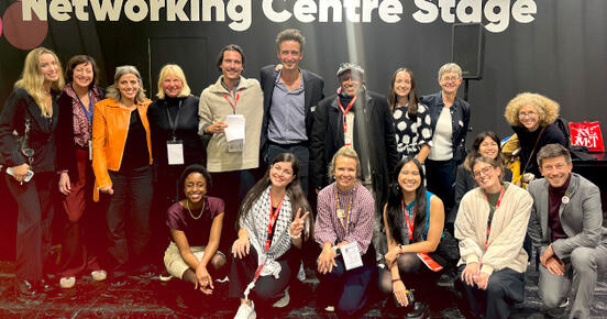Gruppenfoto einer diversen Gruppe junger Menschen auf der Frankfurter Buchmesse