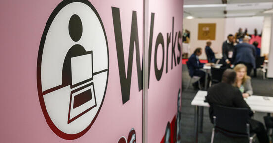 Workstation Schriftzug an Wand