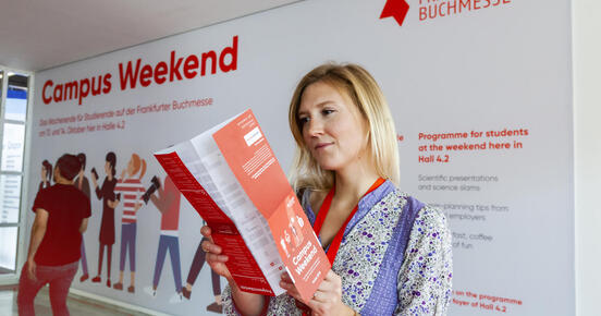 Besucherin mit Hallenplan