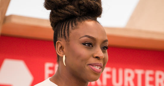 Chimamanda Ngozi Adichie auf der Eröffnungspressekonferenz der Frankfurter Buchmesse 2018