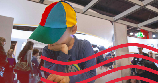 Kind mit Propellermütze auf der Frankfurter Buchmesse