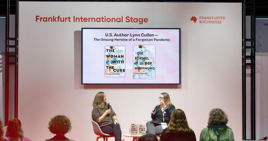 Autorin Lynn Cullen im Gespräch mit Publizistin Erin Cox auf der International Stage der Frankfurter Buchmesse2023
