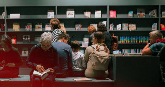 Besucher*innen beim Lesen