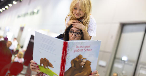 4150-Kids-Frau liest Kind vor