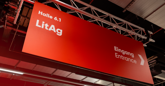 Ein Banner auf dem Messegelände mit der Aufschrift LitAg Eingang - dekorativ