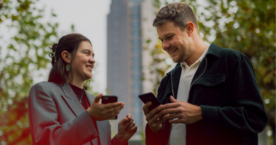 Privatbesucher mit Handy auf der Buchmesse