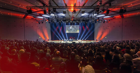 Großer Saal mit Besuchern bei einer Lesung