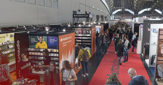Stand mit Hörbüchern und Kopfhörern