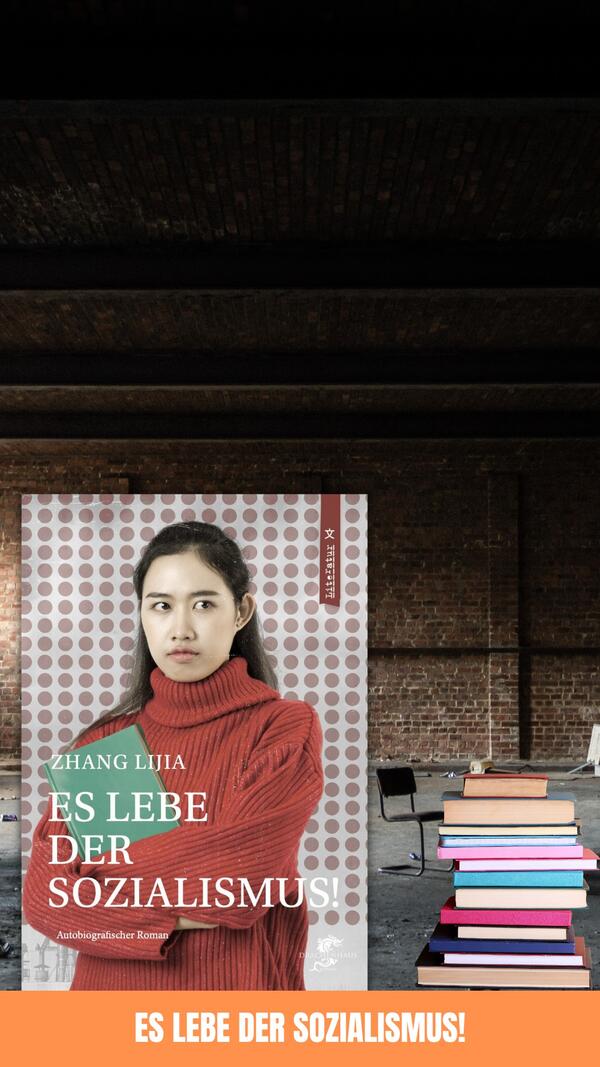 Plakat von Zhang Lija in einem industriellen Raum mit einem Stapel Bücher