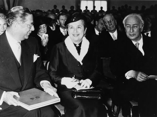 Ninon Hesse (centre) accepts the Peace Prize for her husband Herrmann Hesse – Arthur Georgi (left), Chairman of the Börsenverein, German President Theodor Heuss (right)