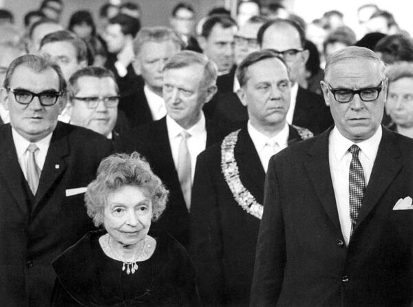 Nelly Sachs (front) is awarded the German publishers and booksellers’ Peace Prize. She is accompanied (from left to right) by Federal Minister Hans Lenz, Mayor Menzer, Friedrich Wittig (Head of the German Publishers & Booksellers Association), Lord Mayor Willi Brundert and the Hessian Minister President Georg August Zinn