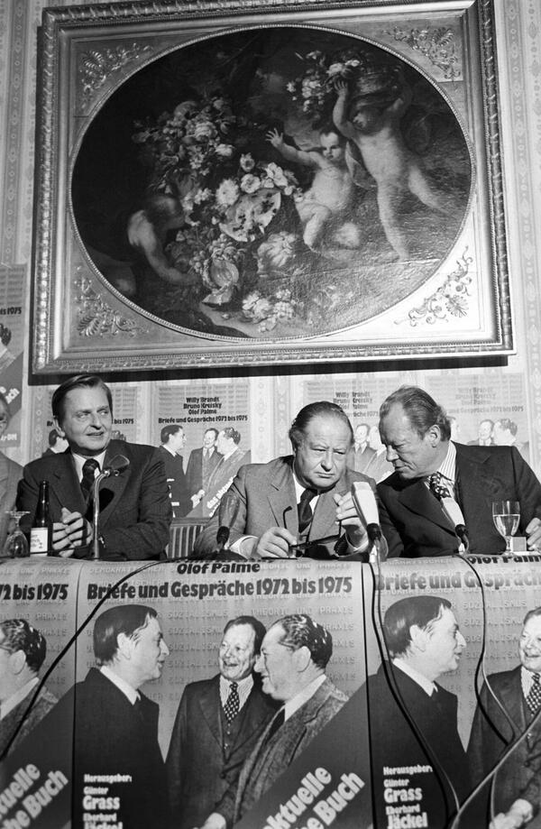 At a press conference, three leading European social democrats (from left to right) Olof Palme, Bruno Kreisky and Willy Brandt present their collaborative book “Briefe und Gespräche 1972 – 1975” (Engl. “Letters and Conversations 1972 – 1975”)