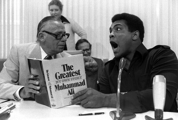 Publisher Willy Droemer (left) with boxing world champion Muhammad Ali (right), presenting his biography