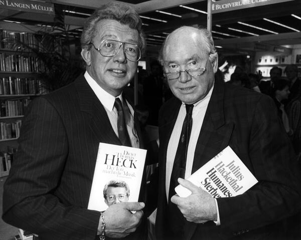 TV moderator Dieter Thomas Heck (left) and Prof. Julius Hackethal (right) present their books “Der Ton macht die Musik” (Engl. “Tone is Decisive, Also in Music”) and “Humanes Sterben” (Engl. “Humane Dying”), respectively at Frankfurter Buchmesse
