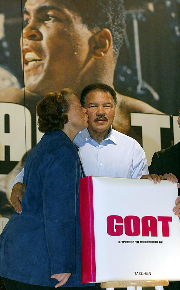 Muhammad Ali und seine Frau Lonnie stellen auf der Frankfurter Buchmesse das Buch »GOAT« (»Greatest of all Times«) vor