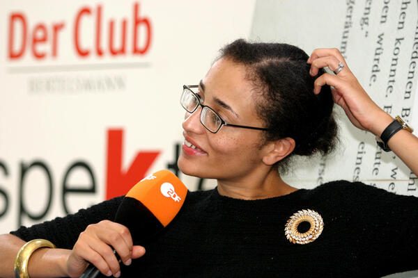 British writer Zadie Smith on the “Blue Sofa” British writer Zadie Smith on the “Blue Sofa”