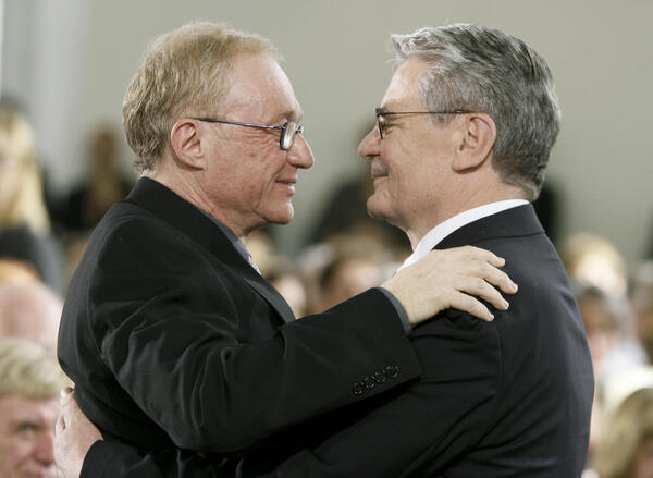 Israeli writer David Grossmann hugs German politician Joachim Gauck after receiving the Peace Price