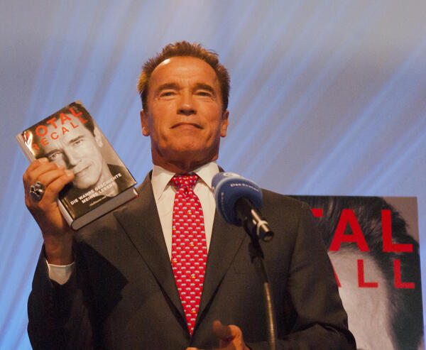 Arnold Schwarzenegger stellt seine Autobiographie »Total Recall« im ARD-Forum vor