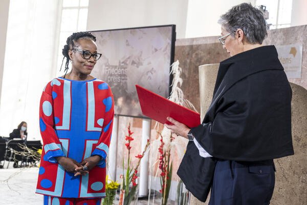 Zimbabwean writer Tsitsi Dangarembga (left) receives the Peace Prize from Karin Schmidt-Friderichs (right), Head of the German Publishers & Booksellers Association