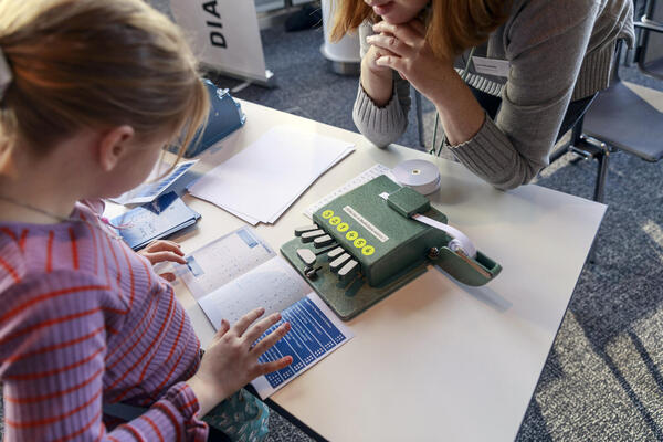 Bei der Veranstaltung Reading Braille 2025