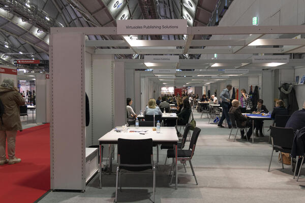Besucher:innen in den Workstations