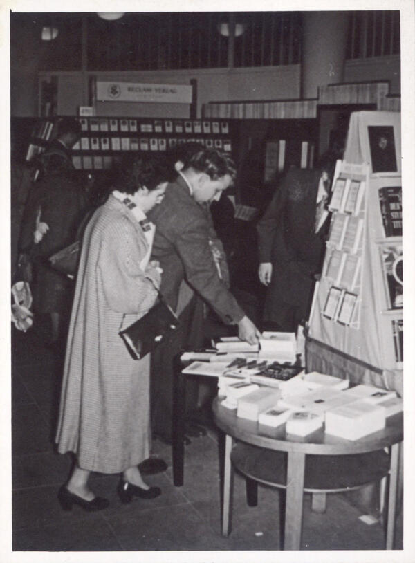 Besucher am Reclam Stand 1957