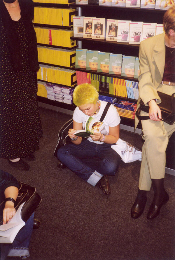 Leserin am Reclam-Stand auf der Frankfurter Buchmesse 1998