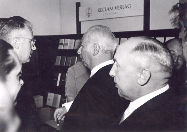 Hoher Besuch am Messestand auf der Frankfurter Buchmesse 1951: Heinrich Reclam mit Theodor Heuss und Gotthold Müller
