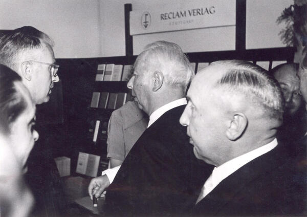 High-ranking visitors at the stand at Frankfurter Buchmesse 1951: Heinrich Reclam with Theodor Heuss and Gotthold Müller