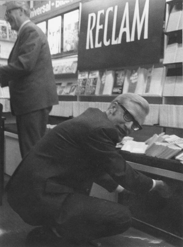 Herr Wilhelmi am Reclam-Stand auf der Frankfurter Buchmesse 1971
