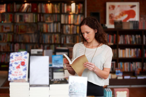 Frau-liest-in-Buchhandlung Frau-liest-in-Buchhandlung