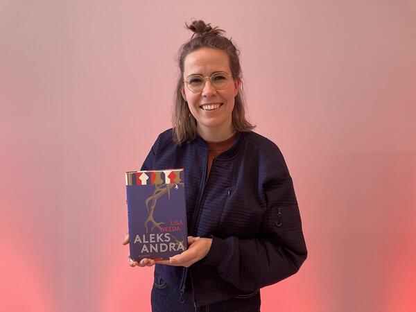Autorin Lisa Weeda präsentiert ihr neues Buch "Aleksandra"