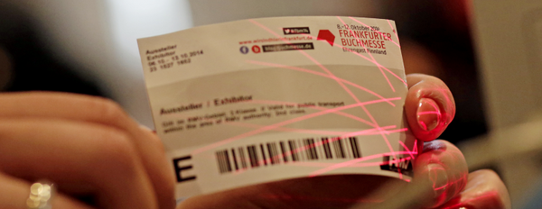 Ein Ticket für die Frankfurter Buchmesse wird an einen Ticket-Scanner gehalten